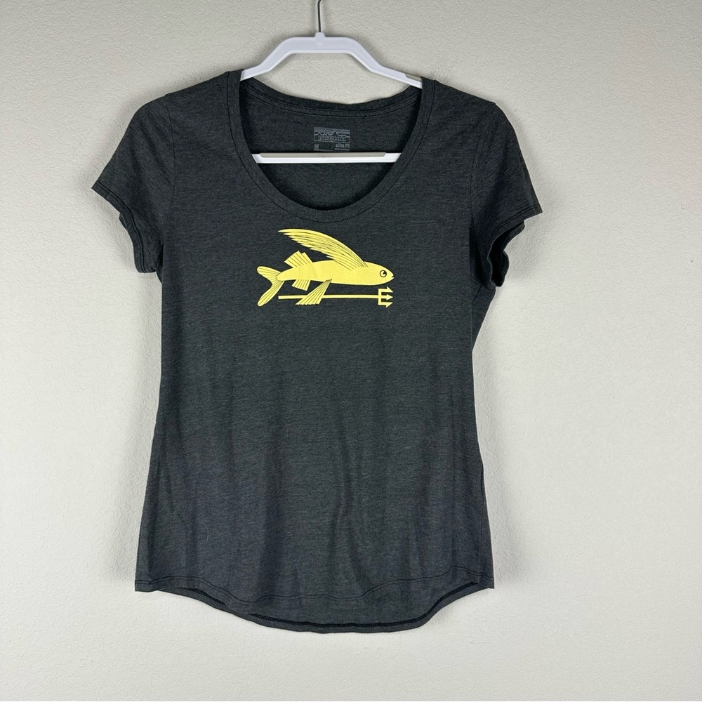 Patagonia Gray Yellow Fly Fish Fishing Short Sleeve Slim Fit Tee Shirt Medium